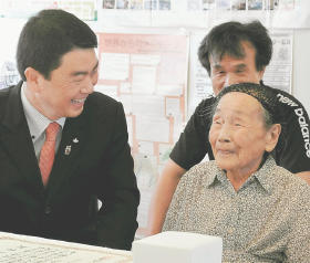 仮設で祝う１００歳 山本さん、不安ちらり