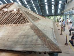 瓦が下ろされた正倉院の屋根を見学する人たち=奈良市