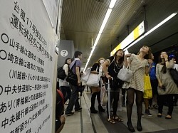 台風17号:500便以上欠航、新幹線・鉄道も軒並み運休