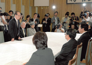 拉致担当大臣 相次ぎ交代 首相、被害者家族に謝罪