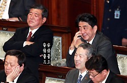 石破幹事長が年内解散否定の輿石氏を批判