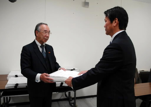 正木県議リコールへ署名簿提出