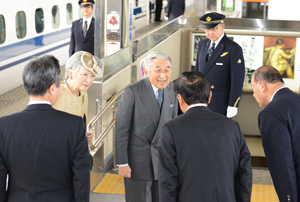 両陛下:岐阜・大垣を訪問し、帰京