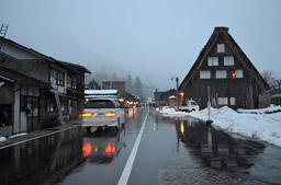 白川郷:観光客のマイカー乗り入れ規制へ 自治会が決定