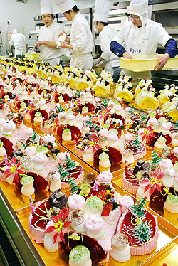 色鮮やかにクリスマスケーキ飾り付け