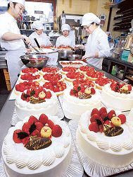 クリスマスケーキ作りで洋菓子店は大忙し（石川県）