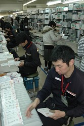 仙台中央郵便局で年賀状の仕分けピーク