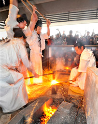 新春飾る刀匠の技 関で打ち初め