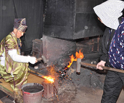 中畑さん、刀の打ち初め 田舎館