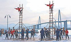 大橋を背にはしご登り 射水市消防出初め式