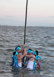 木更津 厳寒の海に青竹 若者ら梵天立て