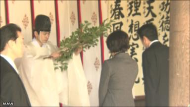 参拝客に手を振る安倍首相=13日、東京・明治神宮、菊地直己撮影