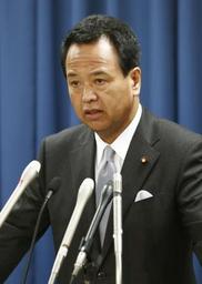 経財相「日銀総裁と認識共有」 共同文書巡り