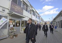 東日本大震災:根本復興相が県沿岸部を初視察 仮設入居者ら激励 /岩手