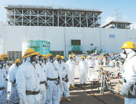 福島第1原発:共用プール建屋、報道陣に初公開