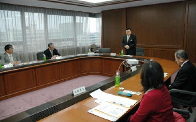 県:退職金引き下げ、開始を4月1日以降に 条例改正案提出へ /岩手