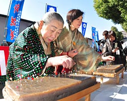 針供養:「もったいない」精神 金沢文化服装学院、60人が参加 /石川