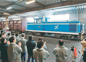 2年ぶり、鉄道輸送専用線が再開 日本製紙石巻