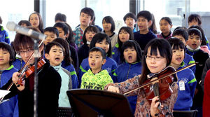 大震災で廃校、校歌よ永遠に プロが協力してCD収録