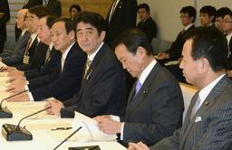 デフレ脱却へ「光明」=三本の矢で強い経済-甘利経財相