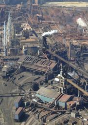 新日鉄住金、4製鉄所で設備休止へ 2千億円の経費削減