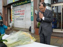 前長崎市長銃撃６年で献花