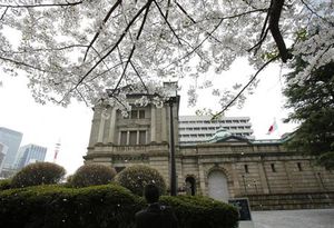 日銀、次回会合で景気判断の引き上げを検討