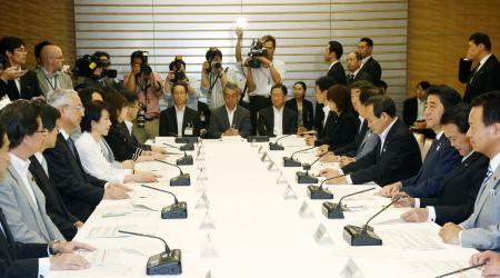 景気判断上方修正、消費がけん引しGDPもV字型回復=甘利経財相