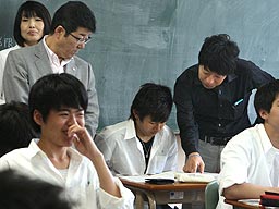 松井知事:寝屋川と西淀川、府立高２校を視察 ／大阪