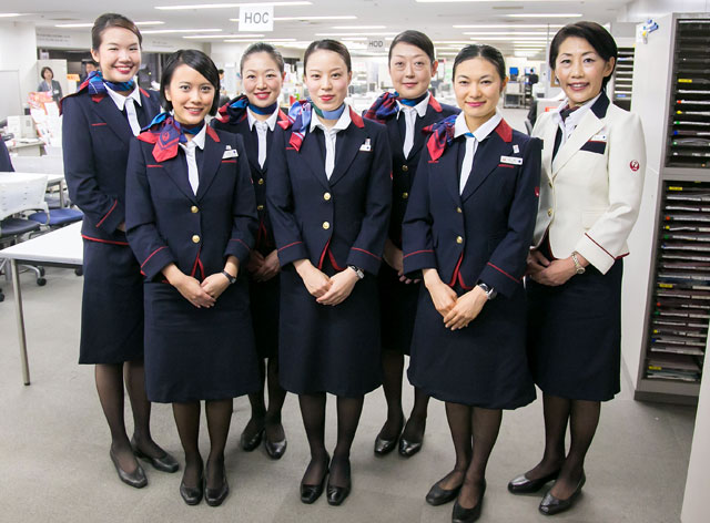 JALスタッフ 新制服で乗客お見送り