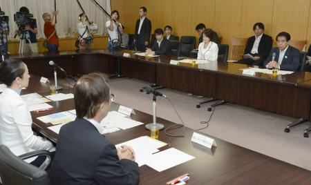 幼稚園保育料、第３子から無償 政府が来年度から