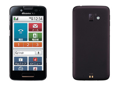 ドコモ、らくらくスマホに上位機種発売 ｄマーケット、グーグルプレイとも利用可能に