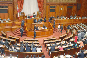 「ナチ発言」追及 与党逃げ 国会審議なしで終了 なぜ？