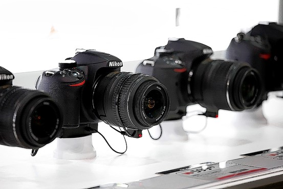 ニコン３００円超す急落、今期を大幅減額、スマホに押される