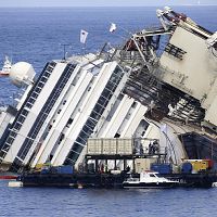事故から1年8か月、伊大型客船の撤去開始