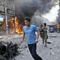 ２９日、パキスタンのペシャワルで、爆発の現場から逃げる住民（ＡＰ）