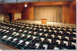 「国民目線で会見」記者席を後ろに