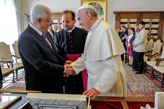 ローマ法王:アッバス議長「贈呈万年筆で平和条約署名を」