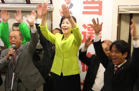 選挙:愛川町長選/愛川町議補選 町長選は森川氏が初当選、山中氏破る /神奈川