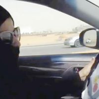 女性が車を運転すると逮捕される世界で唯一の国