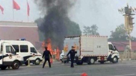 天安門43人死傷「自爆テロ」で捜査…北京公安