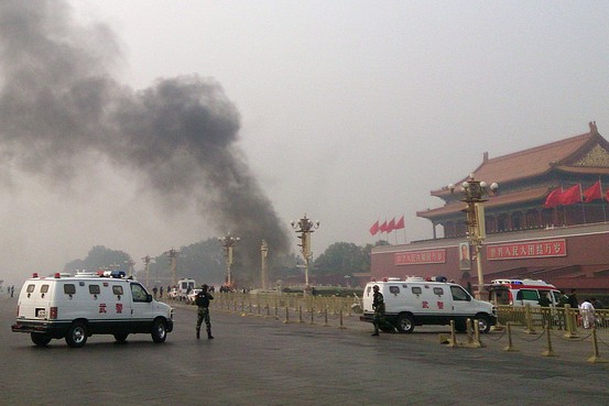 【主張】 天安門の車炎上 テロも弾圧も許されない