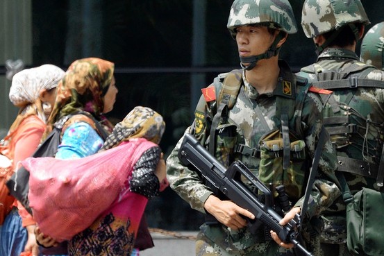 天安門車両突入:死亡家族暮らすウイグル たびたび暴動も