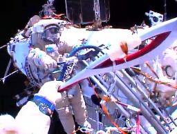 宇宙に不死鳥の羽 ソチオリンピック「聖火」が遊泳