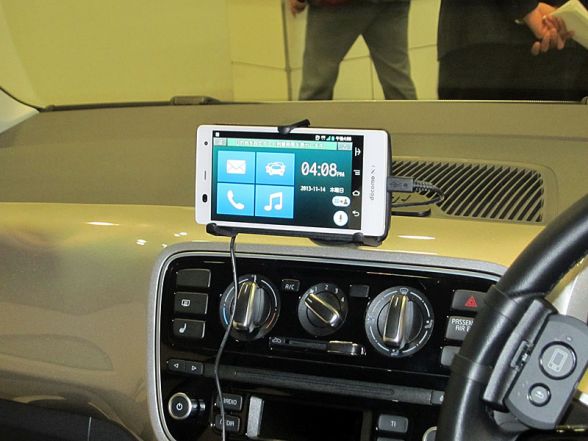 ドコモとパイオニア、スマホに話しかけるナビを共同開発