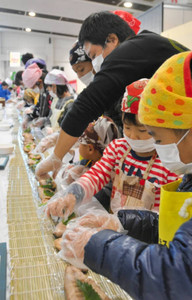 29・1メートル焼き鯖ずし 福井、親子ら一斉に巻く