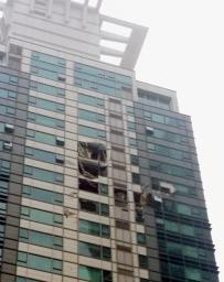 マンションにヘリ衝突、謎の経路離脱