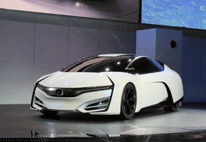 ホンダが新型FCEVコンセプトカーを発表、15年に日米で発売へ