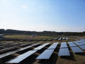 KDDI、メガソーラーシステムを稼働開始 - 短波受信所跡地で