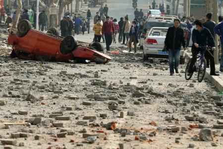 青島爆発、死者48人に…排水路流入の油も爆発